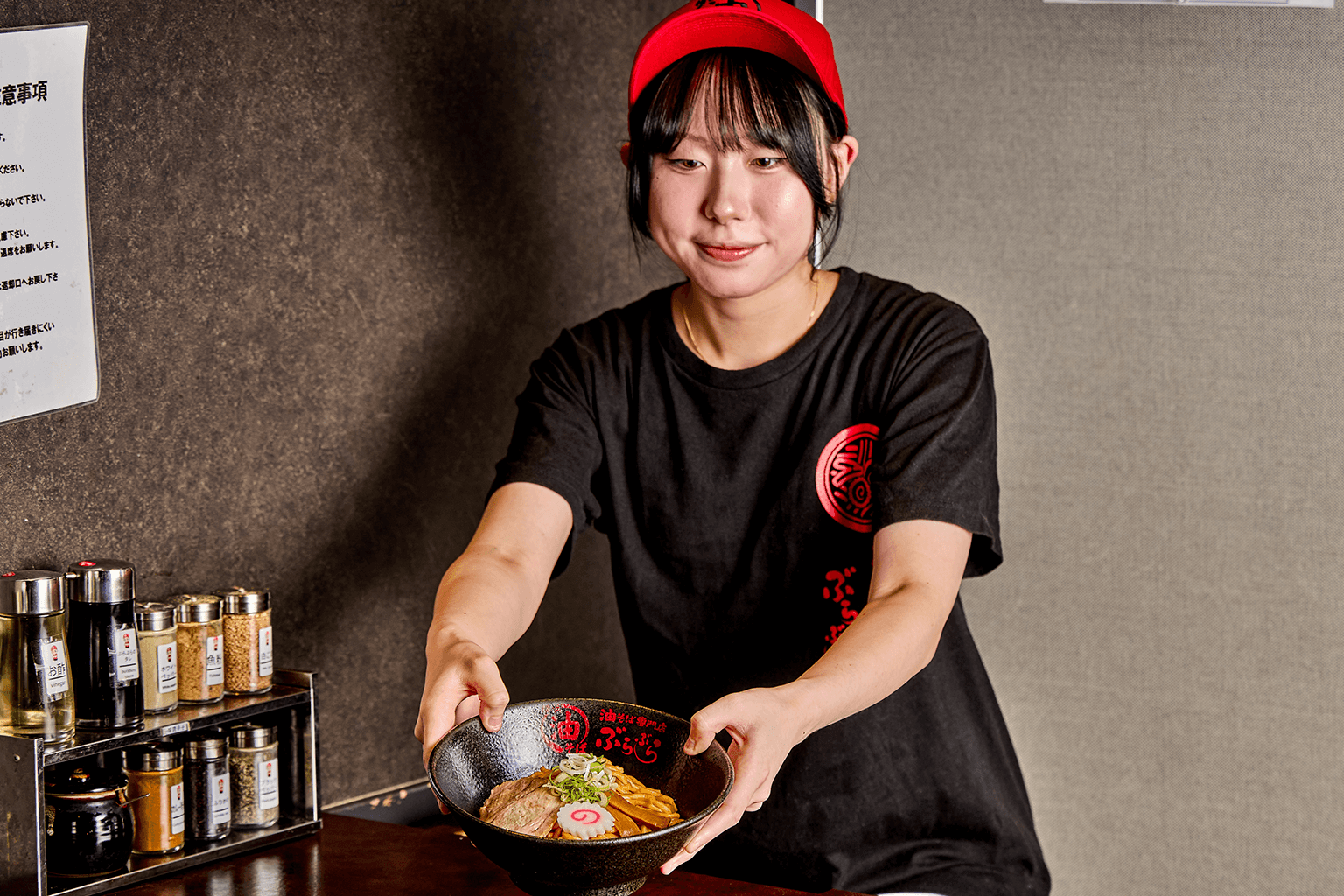 笑顔で接客するスタッフ